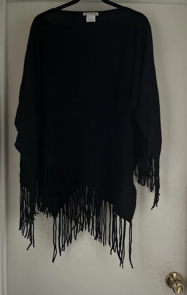 PONCHO BLANCO Y LAARREN 100% CACHEMIR NEGRO CON FLECOS NUEVO SIN ETIQUETAS Foto 2 de 4