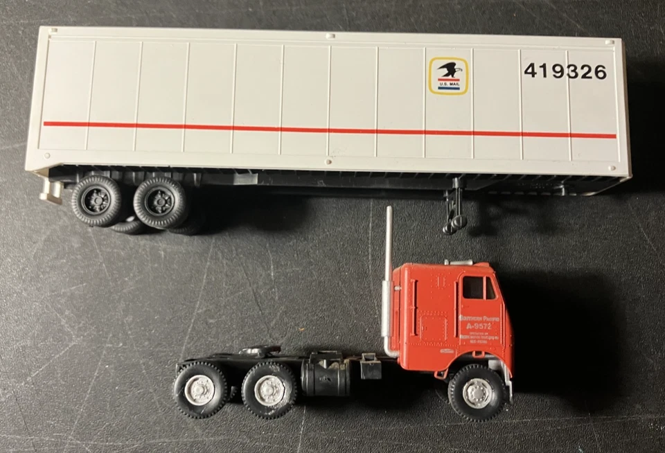1:87-Scale HO Freightliner CabOver Semi Truck Tractor & U.S. Mail USPS Trailer - Image 4 of 4