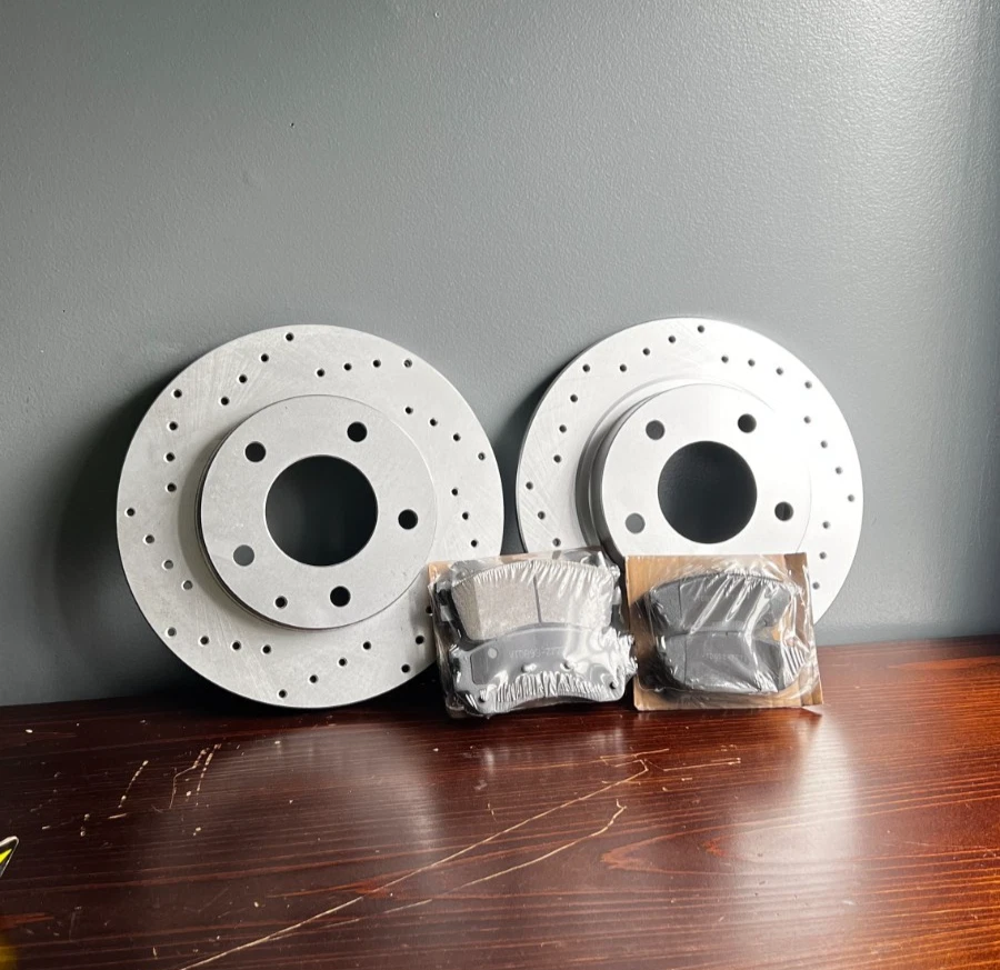 Rotor y pastillas de freno perforadas y ranuradas Mazda Protege5 02-03. Juego completo trasero y delantero Foto 2 de 3