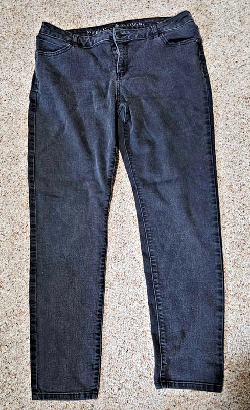 Simply Vera Vera Wang Jeans, Women's Size 12, Black Denim Skinny Mid Rise Jeans