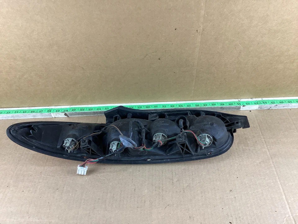 Luz trasera derecha pasajero Mazda MX3 1992-1996 166-58586 OEM Foto 4 de 4