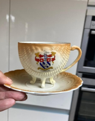 ME BAVARIA EDWARDIANISCHES WAPPEN WARE SOUVENIR TORQUAY BISKUIT-FINISH MUSCHEL TASSE UNTERTASSE