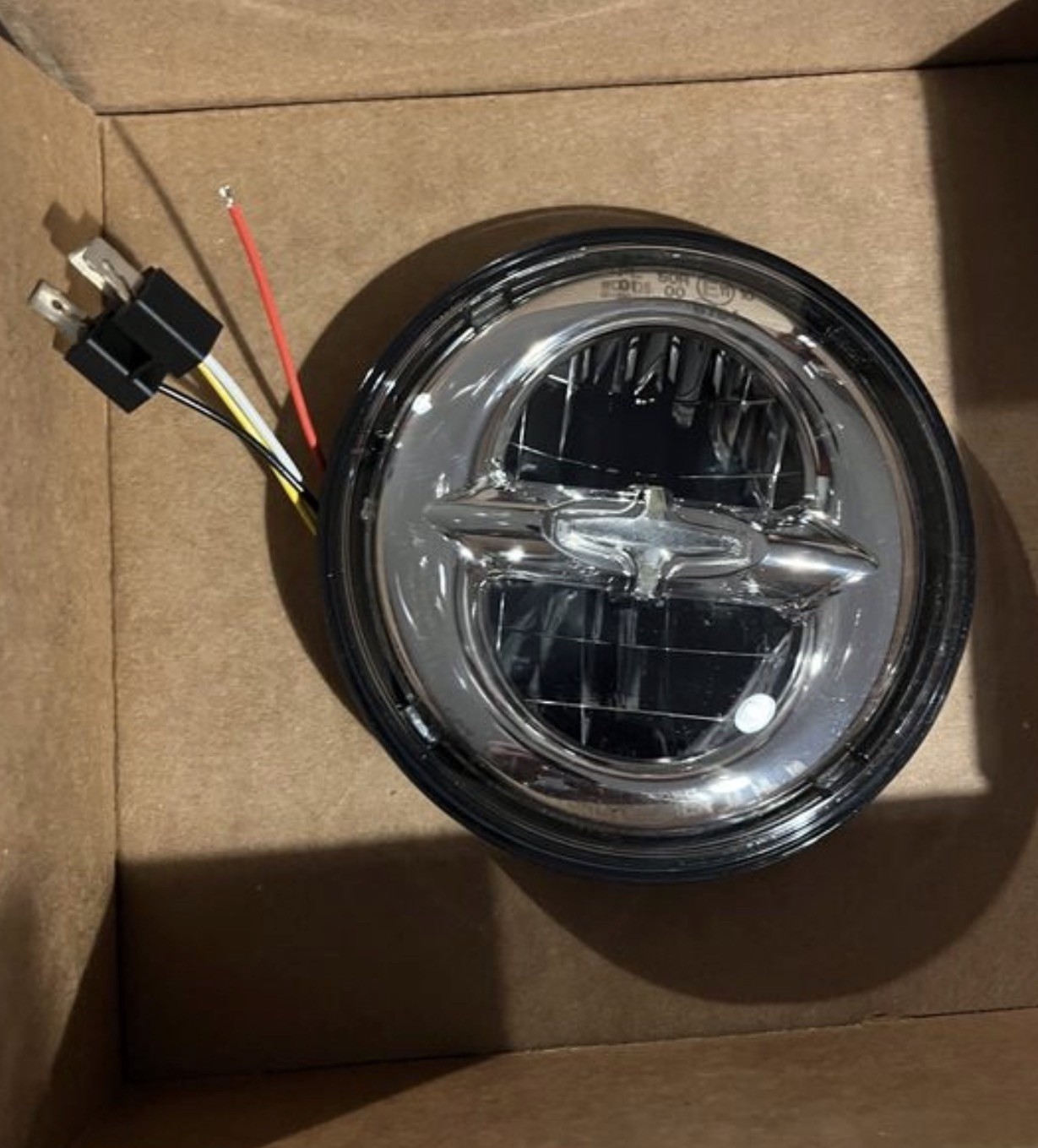 Phare LED moto pour road trip nocturne et conduite sous la pluie