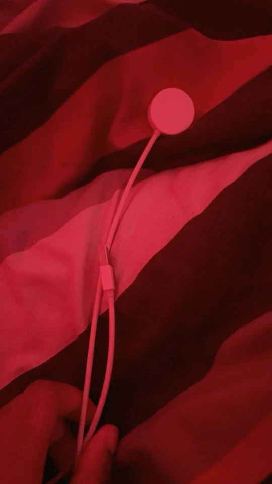 Apple Watch rosa con correa blanca Foto 2 de 3