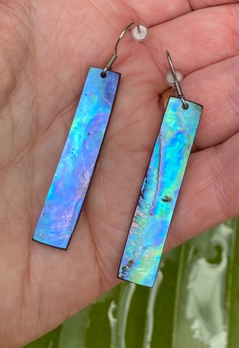 1.8” HAND CARVED NZ MAORI IRIDESCENT BLUE NZ PĀUA SHELL SILVER HOOK EARRINGS - Picture 3 of 3