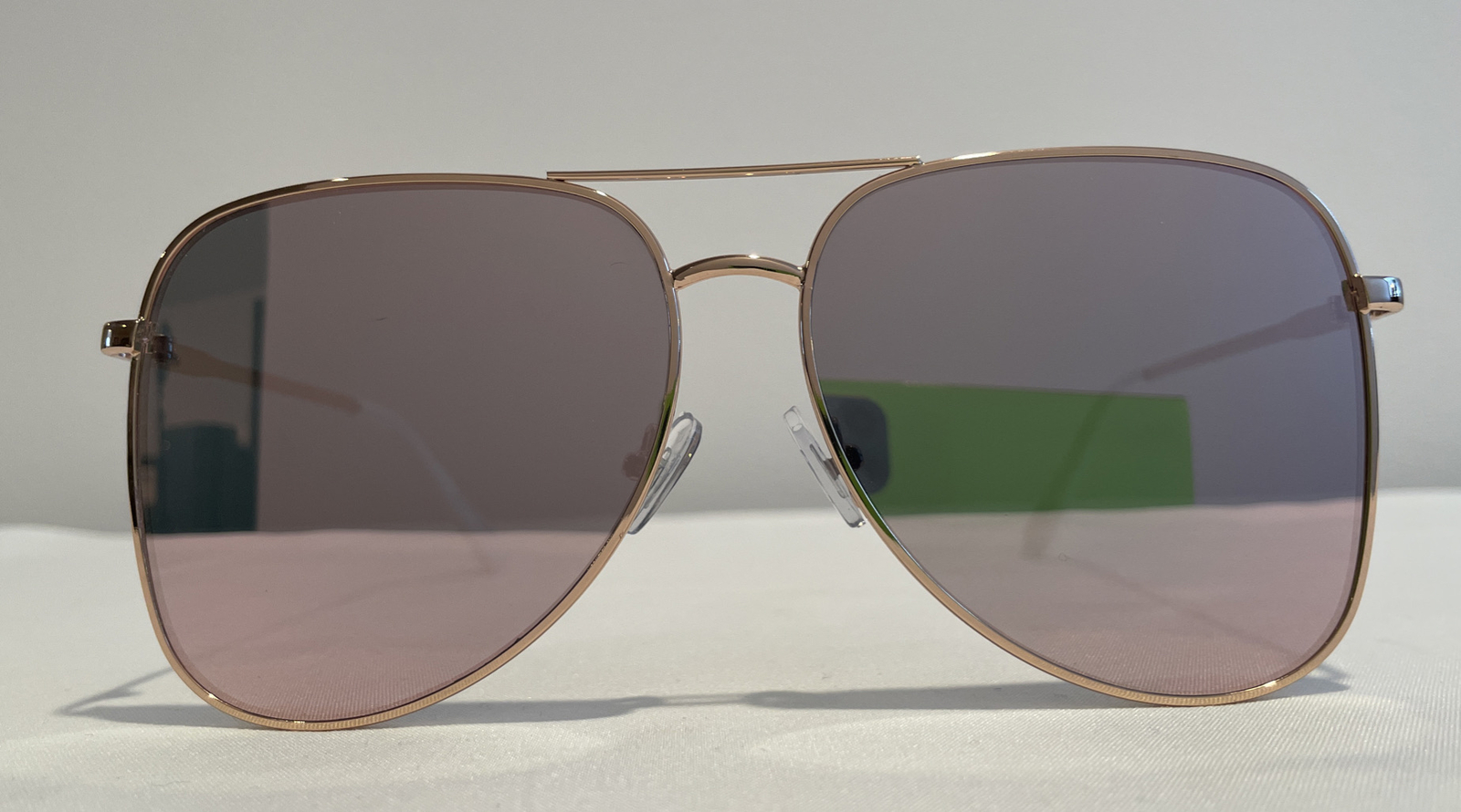 Stylish Rose Gold Aviator Sunglasses for a Bold Statement Look-image