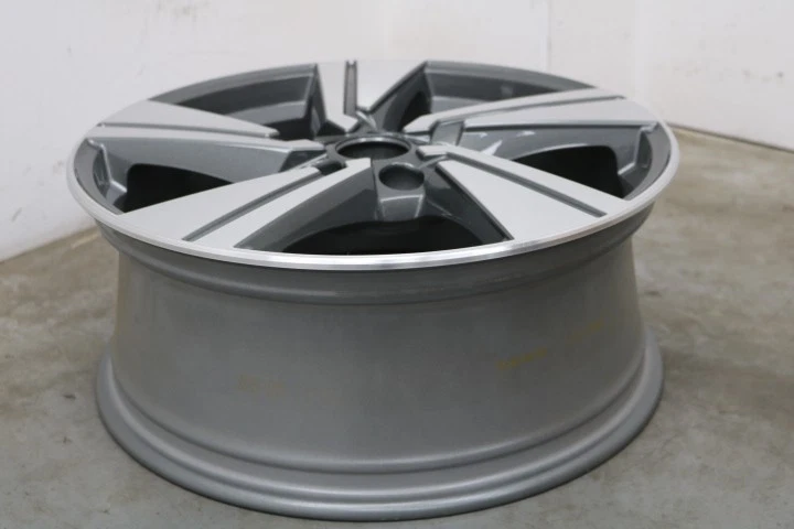 NEU! ORIGINAL! 1 einzelne 18 Zoll S-Line Felge Audi Q2! 81A601025G - Bild 3 von 4