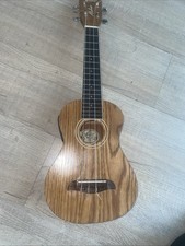 Amerikanische Oscar Schmidt Konzert-Ukulele  OU - 2E mit eingebautem Tonabnehmer