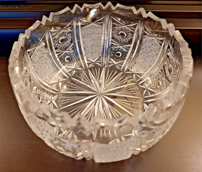 Sehr gute Bleikristall geschliffene Glasschale, 15cm max. Durchmesser, geschliffener Sägezahn Zickzackrand