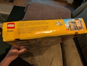 LEGO CREATOR: Park Street Townhouse (31065)- box damaged