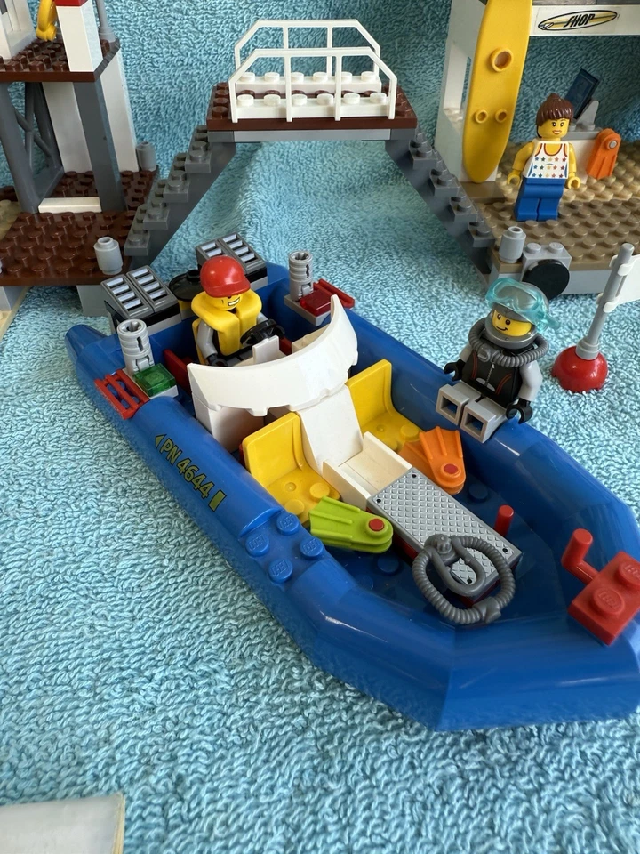 LEGO Creator/City Lot: 4996 Beach House, 4644 Marina, 7639 RV’ X2 & 7737 Coast G - Image 4 of 4