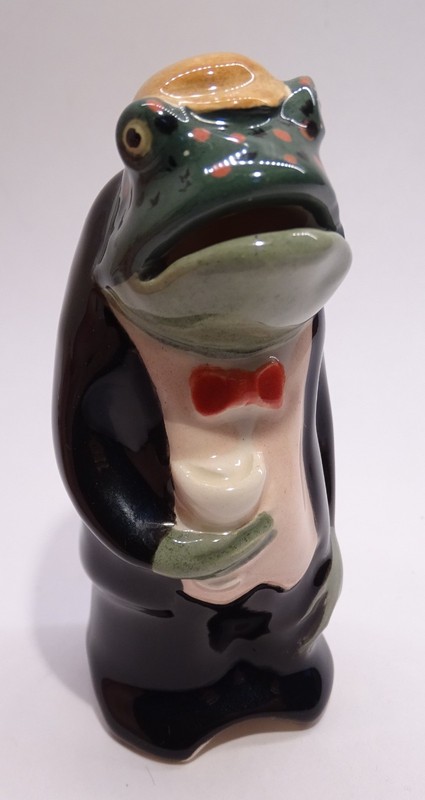 Exceptional Vintage Stuart Bass Pie Bird Funnel Vent * Frog in Tuxedo * ENGLAND