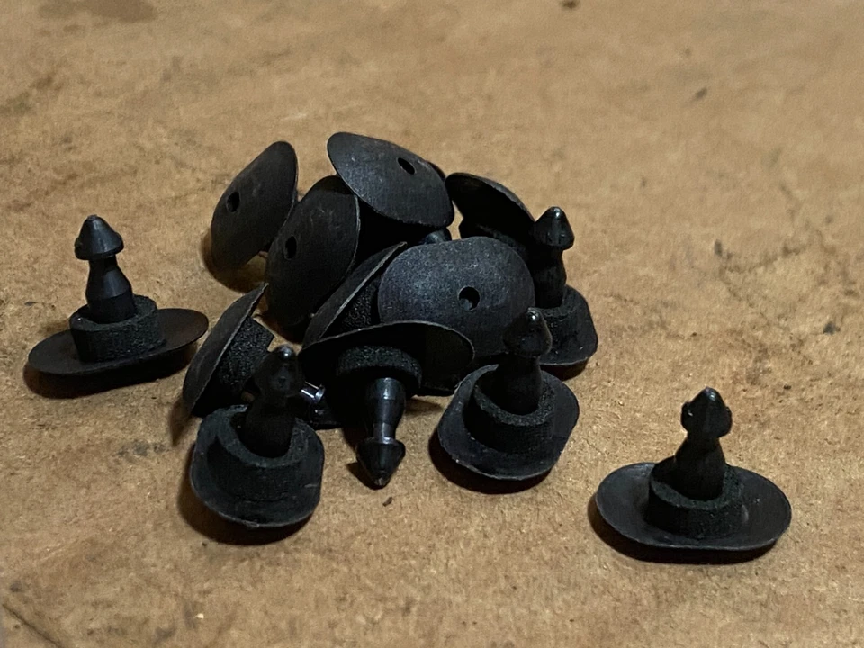 GM 94429726 Plastic Rivet, Multifunction -- 1985-1989 Chevy Spectrum - LOT OF 14 — 第 3/4 张图片