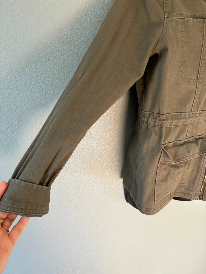 Chaqueta utilitaria Express verde militar para mujer bolsillos cuello falso manga larga talla M Foto 3 de 4