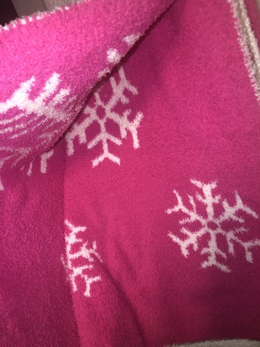 Nicole Miller Pink Snowflake Christmas Holiday Throw Blanket New With Tags - Picture 6 of 9