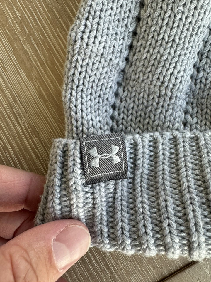 Gorro Under Armour BIG SKY RESORT tejido con cable gris Foto 2 de 4