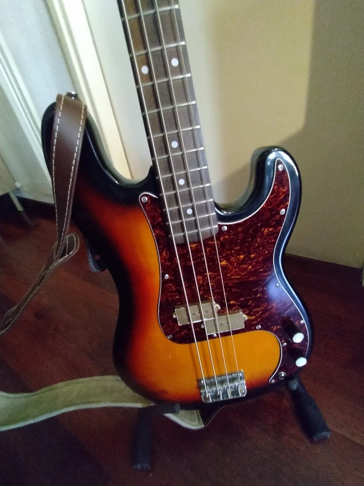 basso elettrico 4 corde Modello Precison di Liuteria - Immagine 3 di 4