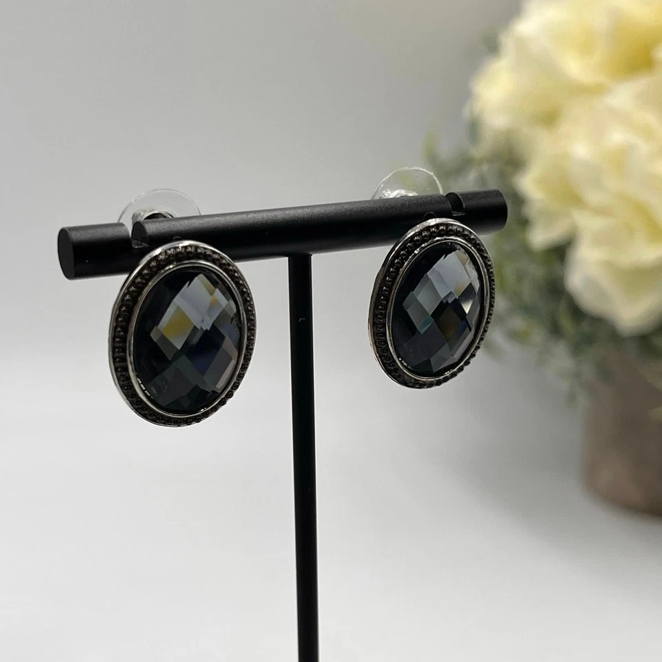 Pendientes KIRKS FOLLY Facetados Cuadros Ovalados Perforados Tono Plata 15/16" Foto 2 de 4