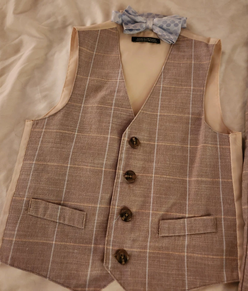Traje de 4 piezas para niños 5 chaleco, camisa con botones, pantalón, corbata de moño. ¡¡Solo usado una vez!!! Foto 3 de 4