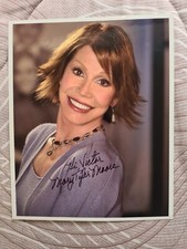 Mary Tyler Moore - Signed / Autographed 8x10 Glossy Photo