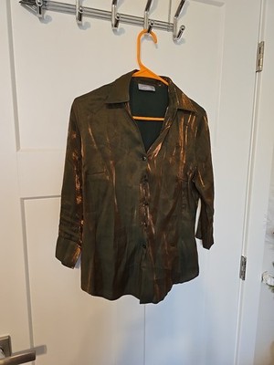Wallis brand green shimmery blouse in a size 12. Wallis is a British women's...