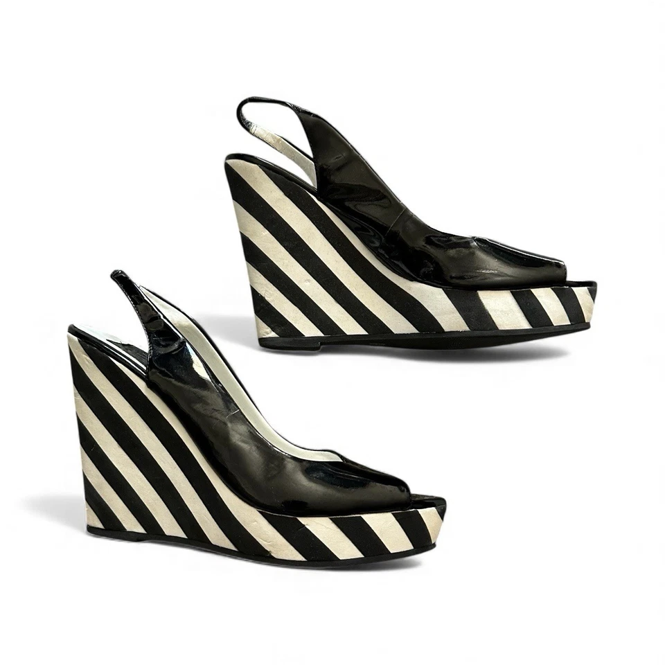 DOLCE VITA 8.5 cunha listrada preta branca patente peep toe R$ 180 - Imagem 2 de 4