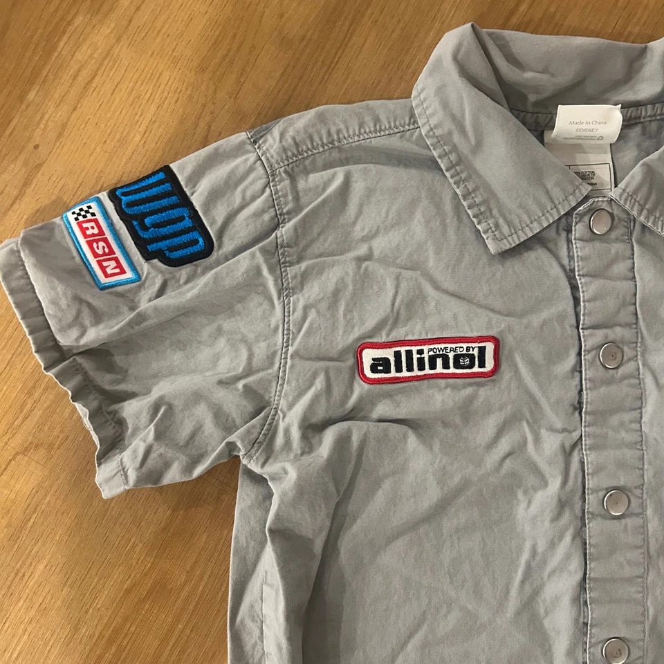 Camisa abotonada manga corta Lightning McQueen para niños Disney Store talla S 5/6 Foto 3 de 4