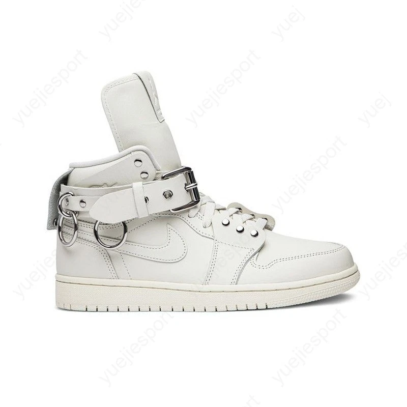 Preços baixos em Comme des Garçons x Air Jordan 1 Retro Strap High