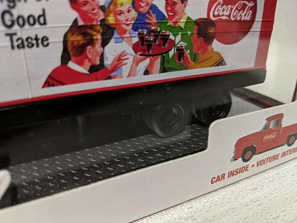 Camión transportador de carros Coca-Cola M2 Machines 1:64 con Ford F100 1956 interior AB7 Foto 3 de 4