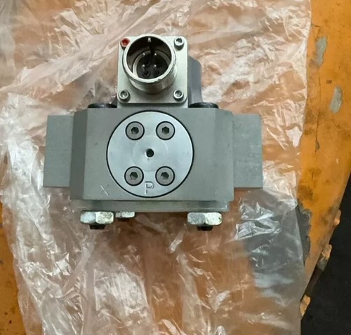 J761-003A MOOG Servo valve new via FedEx or DHL - Picture 2 of 2