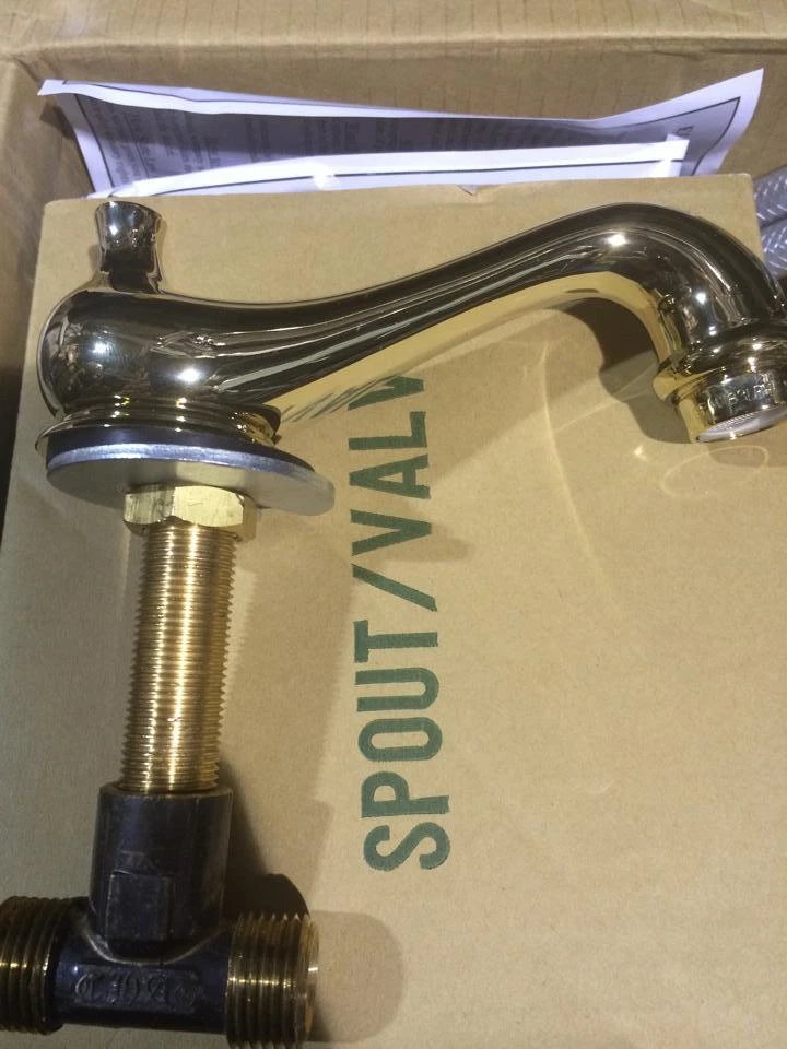 Clásicos isabelinos Bradsford 4 pulgadas Grifo de baño de arco medio de 2 manijas Minipread Foto 4 de 4