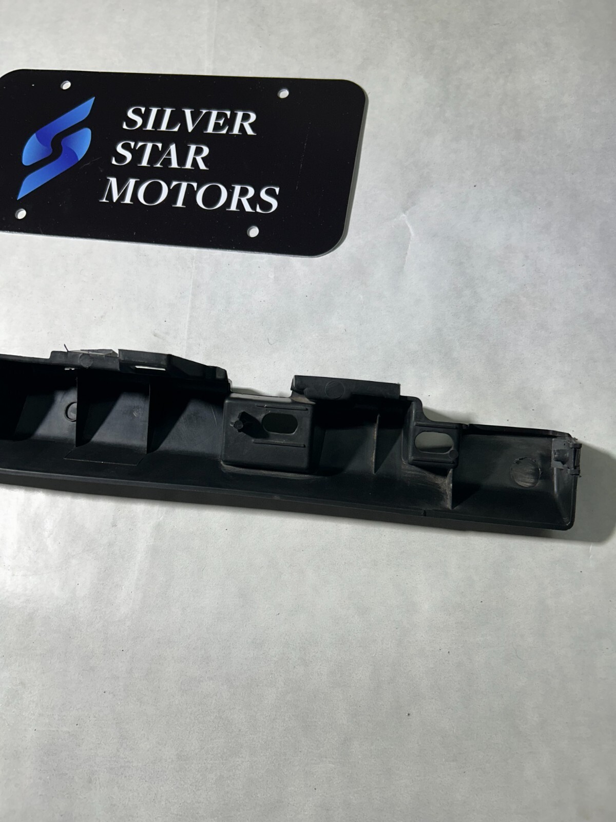 AUDI R8 COUPE OEM LEFT Front SIDE Skirt Rocker Panel Mount Bracket 420853921