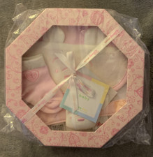 VTG DISNEY STORE BABY GIFT SET SZ 0-3 MONTHS WRIST RATTLE BIB SOCKS PINK BOXED