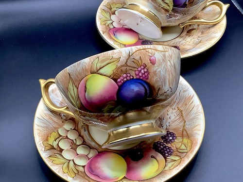 Pair AYNSLEY Bone China Orchard Gold Tea Cups & Saucers. Signed D. Jones. 1037. - Picture 9 of 15