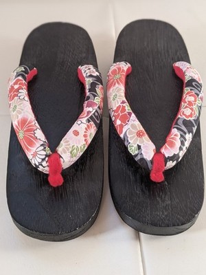 Japanese Women's Traditional Wooden Geta Sandals   Dark Wood w/ Pink Floral 9.5