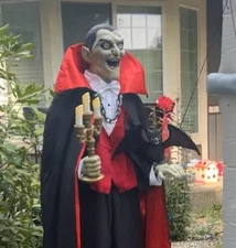 Vampire Host Dracula Animatronic haunted hill Farm