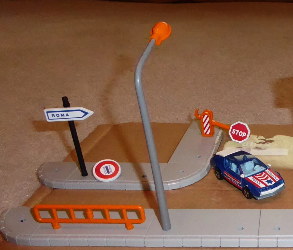 Majorette ~ Majokit ~ #706 ~ Police ~ Customs ~ toll booth ~ 1980s - Image 3 of 4