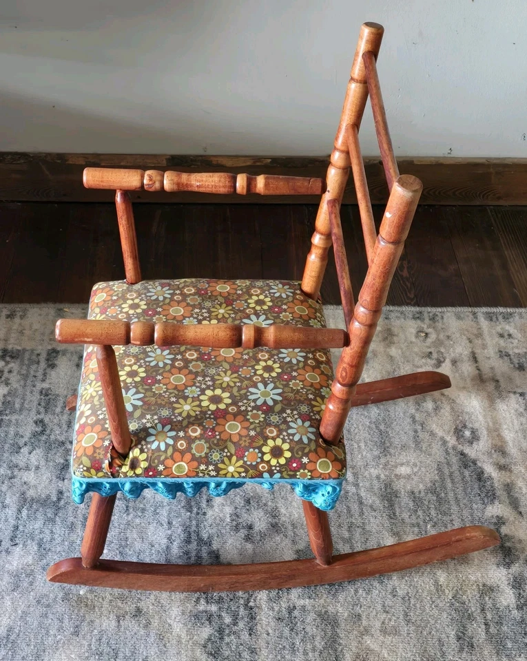 Cadeira de balanço infantil vintage charmosa de madeira com assento coberto de tecido vintage - Imagem 2 de 4
