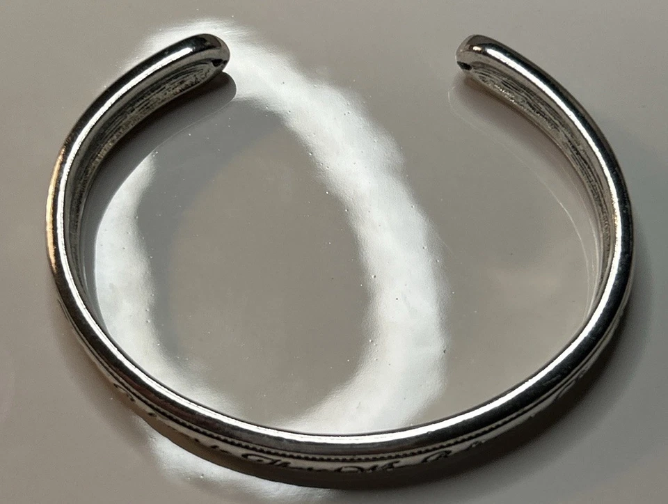 Bracelete Avon 2017 Motivational Cuff “The Future” tom prata 2,25” caixa rara - Imagem 2 de 4