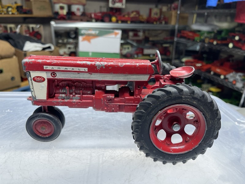 1/16 IH Farmall 560 w/diecast rims Solid Hitch
