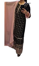 Schwarzes Kleid im pakistanischen Stil mit kleinen Sequenzen f&uuml;r Hochzeit und Partys