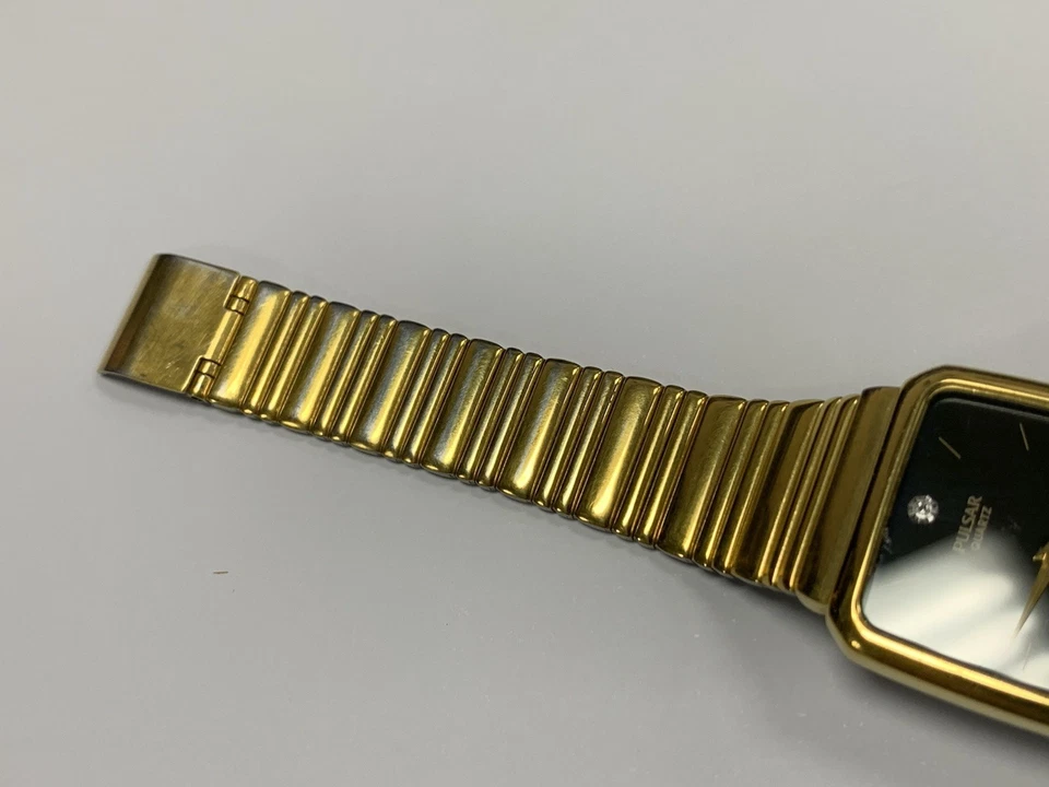 Reloj Pulsar By Seiko Vintage Años 90 V300-5100 Cuarzo Negro Tanque Dial Tono Dorado Foto 3 de 4