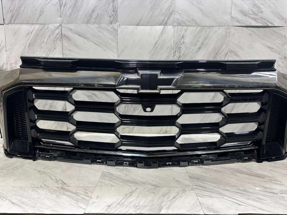 REJILLA CENTRAL SUPERIOR DELANTERA FABRICANTE DE EQUIPOS ORIGINALES CHEVROLET EQUINOX 2025-2026 CON ORIFICIO PARA CÁMARA Foto 4 de 4