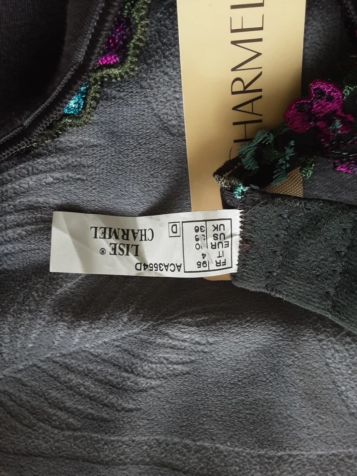 Etiquetas NUEVAS. Sujetador Lise Charmel ACA3554D UK 36D. Floral gris. Encaje acolchado con aros. Foto 4 de 4