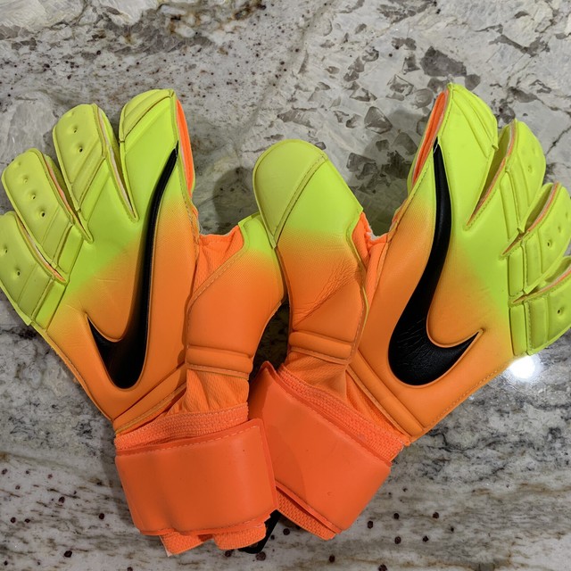 nike goalkeeper gloves size 6