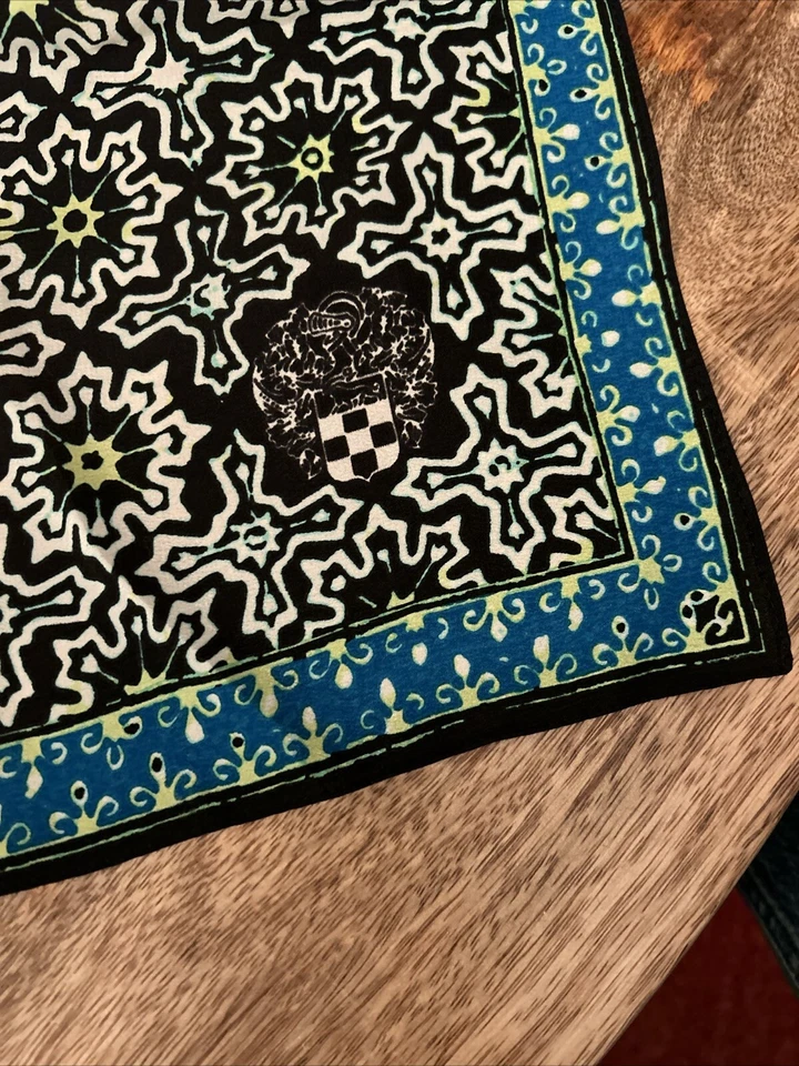 "Bufanda Vince Camuto 24x24"" 100 % seda" Foto 3 de 4