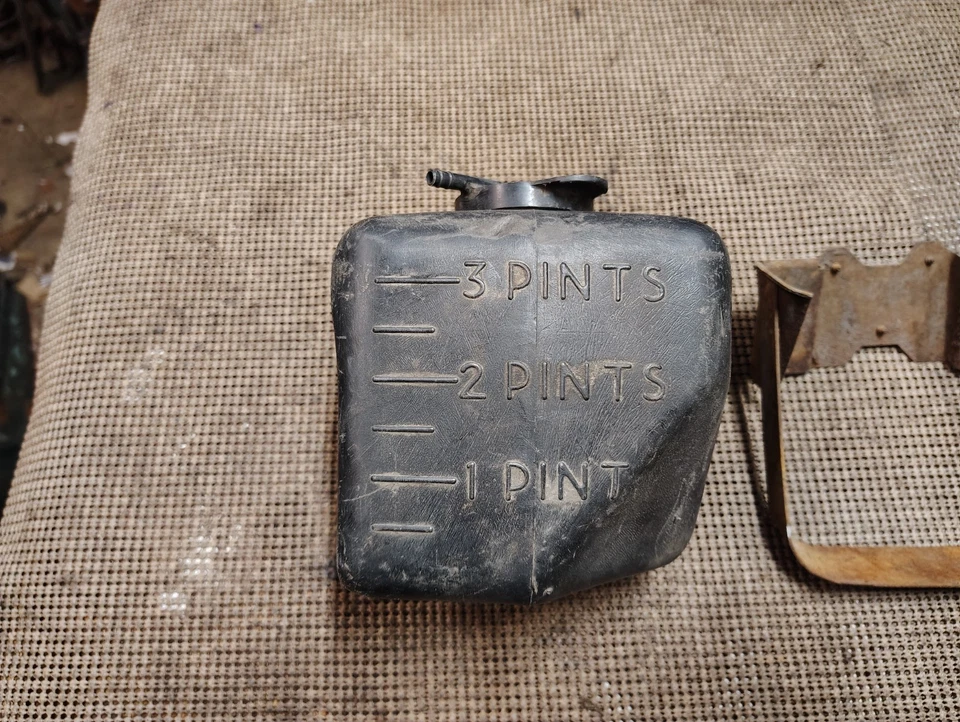 Pontiac Catalina Bonneville Grand Prix 1965-66 parabrisas lavadora depósito de líquido Foto 2 de 4