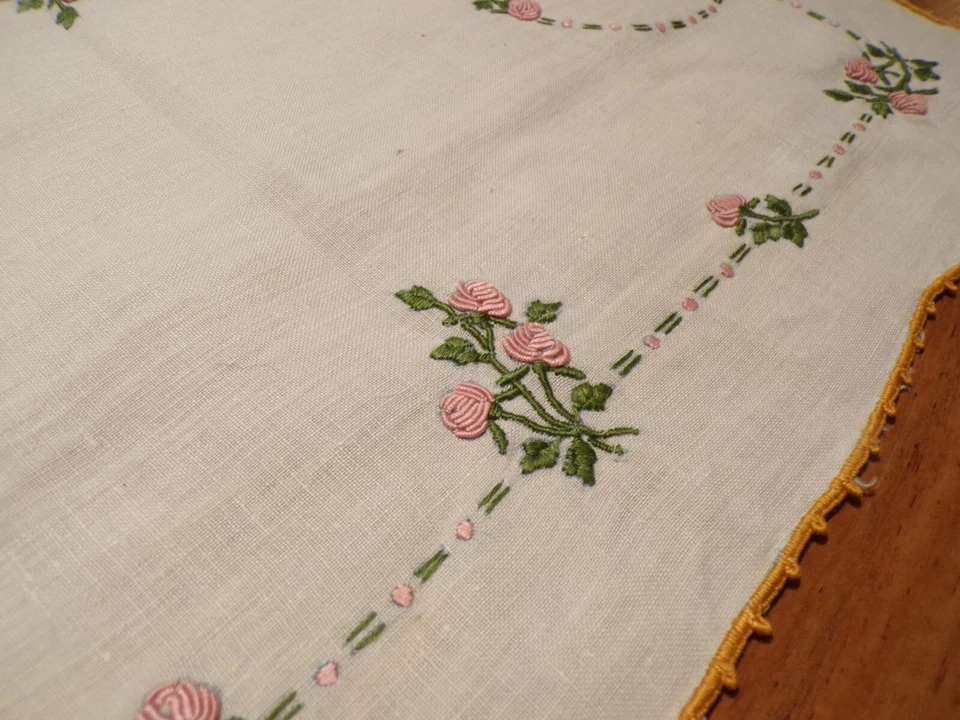 Linge ancien Napperon lin blanc brodé main de fleurs multicolores en relief - Photo 4/4