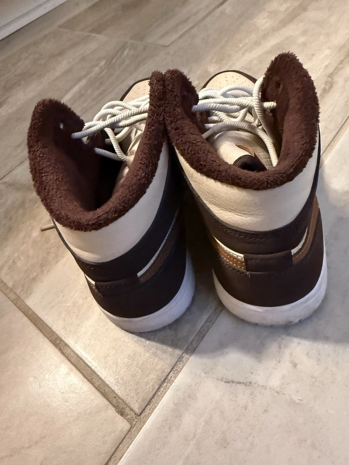 'Creme chocolate amargo' US M 8/W 9.5 Air Jordan 1 Mid SE - Imagem 4 de 4