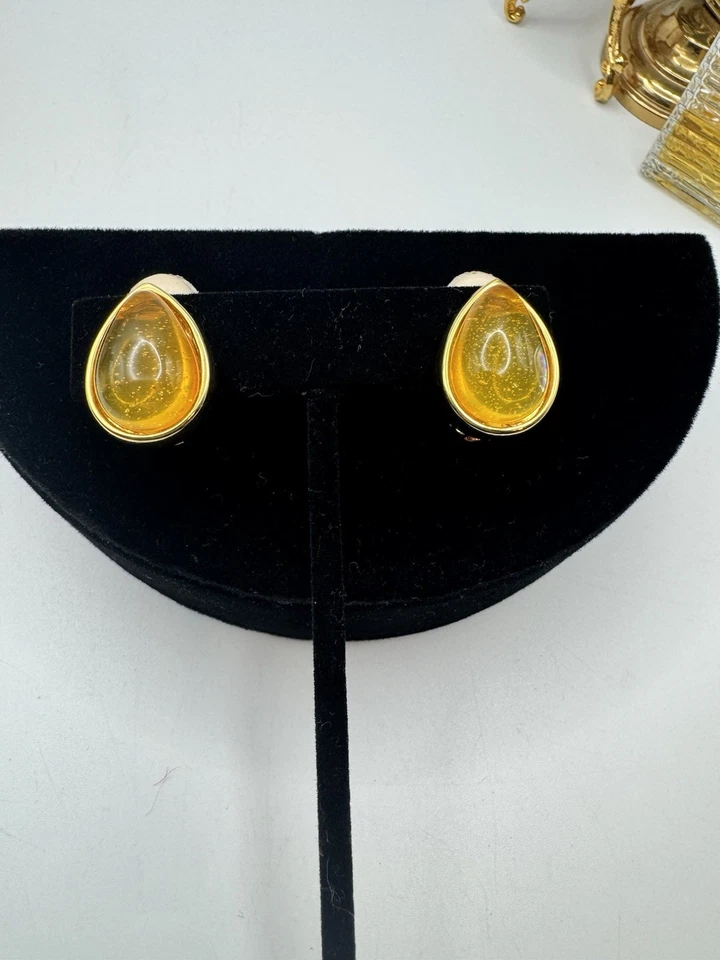 Серьги-гвоздики с зажимом коньячные коричневые балтийские акриловые янтарные золотистые - Изображение 4 из 4